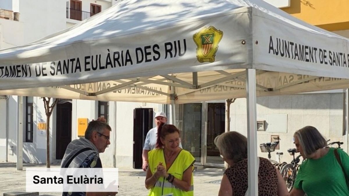Campaña de concienciación de Santa Eulària sobre el impacto ambiental de las colillas, con informadores cívico-ambientales sensibilizando a vecinos