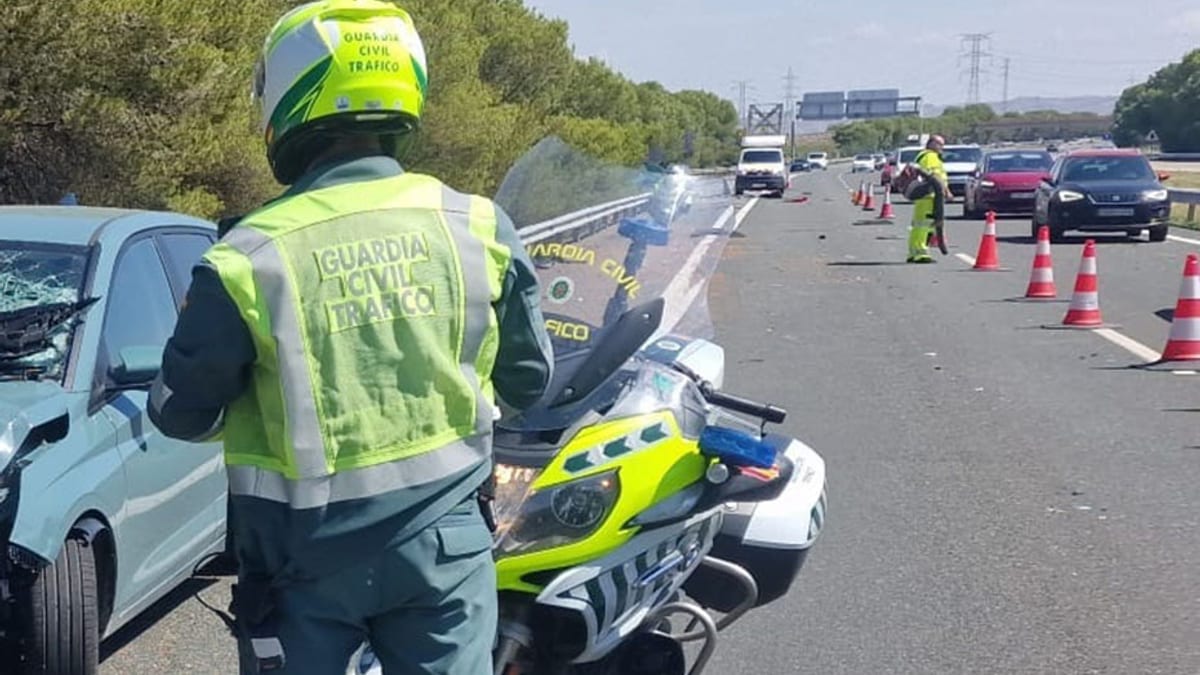Vehículo de la Guardia Civil de Tráfico en la escena de un accidente de tráfico
