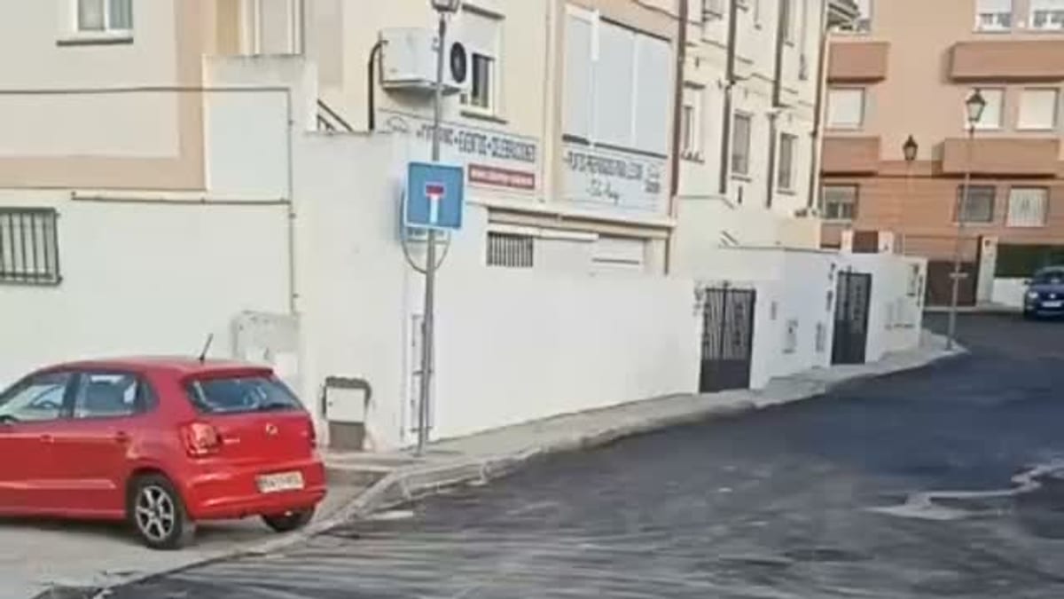 Trabajos finalizados de asfaltado y reparación en el fondo de saco de calle Entrevías, Collado Villalba