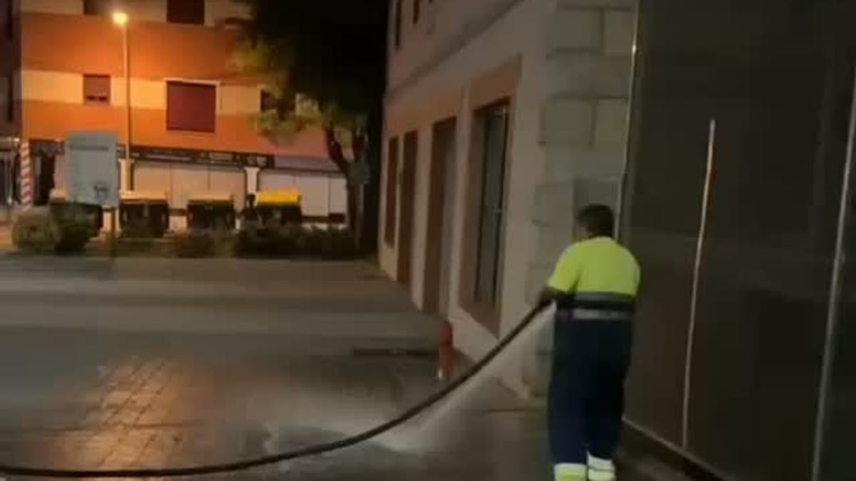 Profesionales del mantenimiento municipal en Collado-Villalba trabajando en las calles del municipio