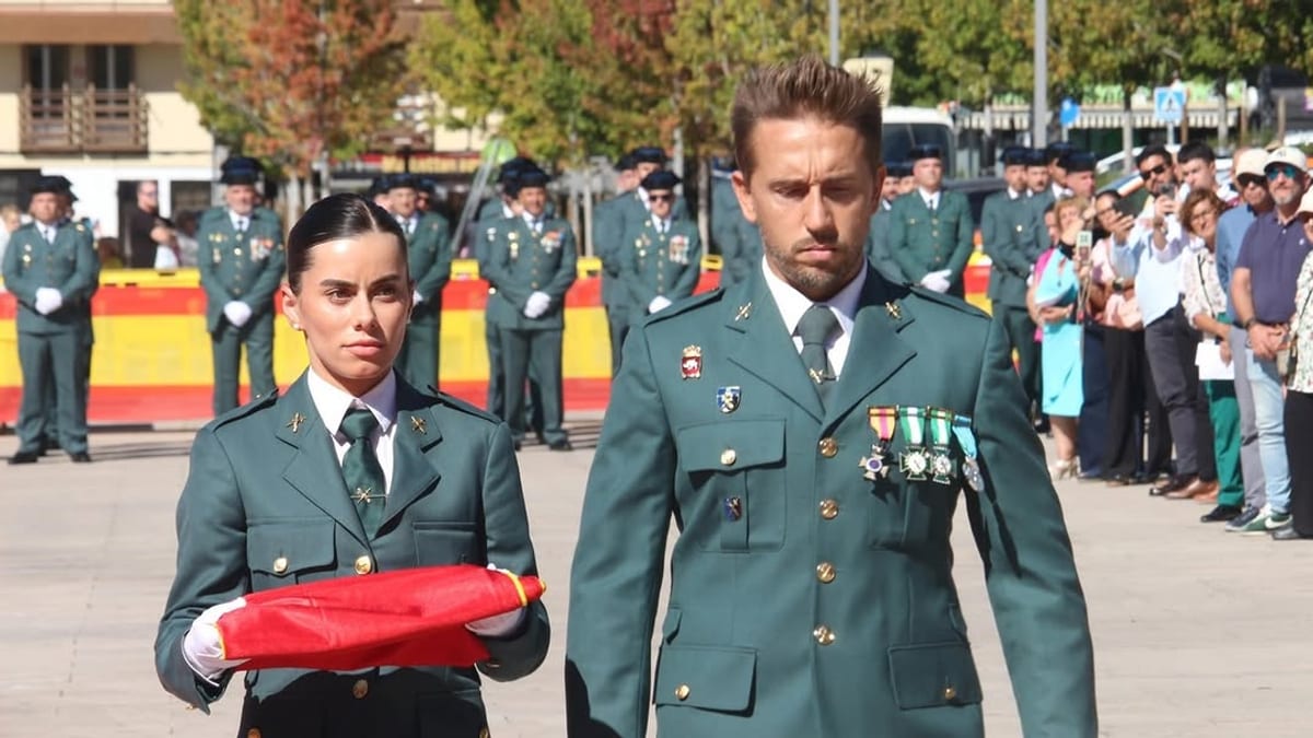 Acto conmemorativo de la Virgen del Pilar en la plaza de Los Belgas de Collado-Villalba con presencia de la Guardia Civil