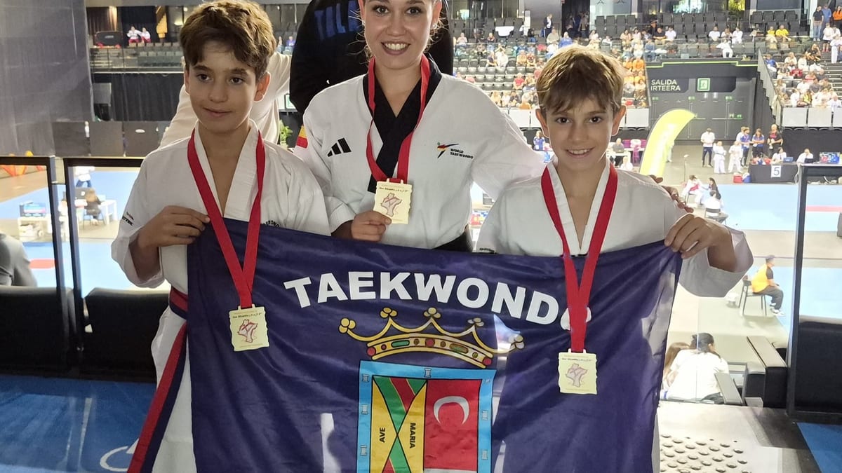 Taekwondistas de Colmenar Viejo ganadores del Open Nacional de Pamplona con sus medallas de oro