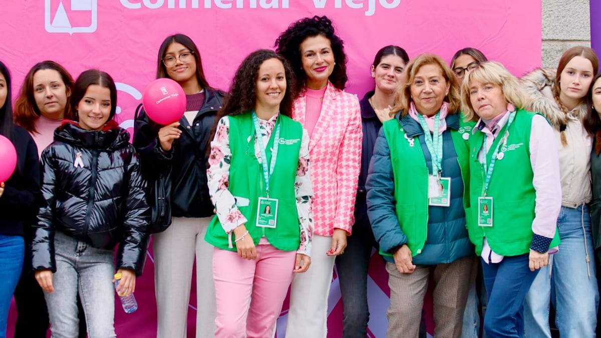 Acto de conmemoración del Día Mundial Contra el Cáncer de Mama en la Plaza del Pueblo de Colmenar Viejo con participación del Ayuntamiento y la Asociación Española Contra el Cáncer