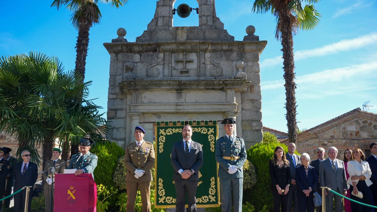 Ceremonia oficial del Día del Pilar en Colmenar Viejo con autoridades militares y civiles en la Ermita de Nuestra Señora de los Remedios