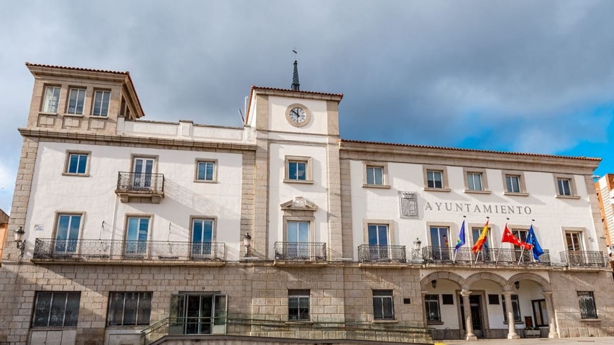 Cartel informativo sobre renovación de autorizaciones de terrazas en Colmenar Viejo