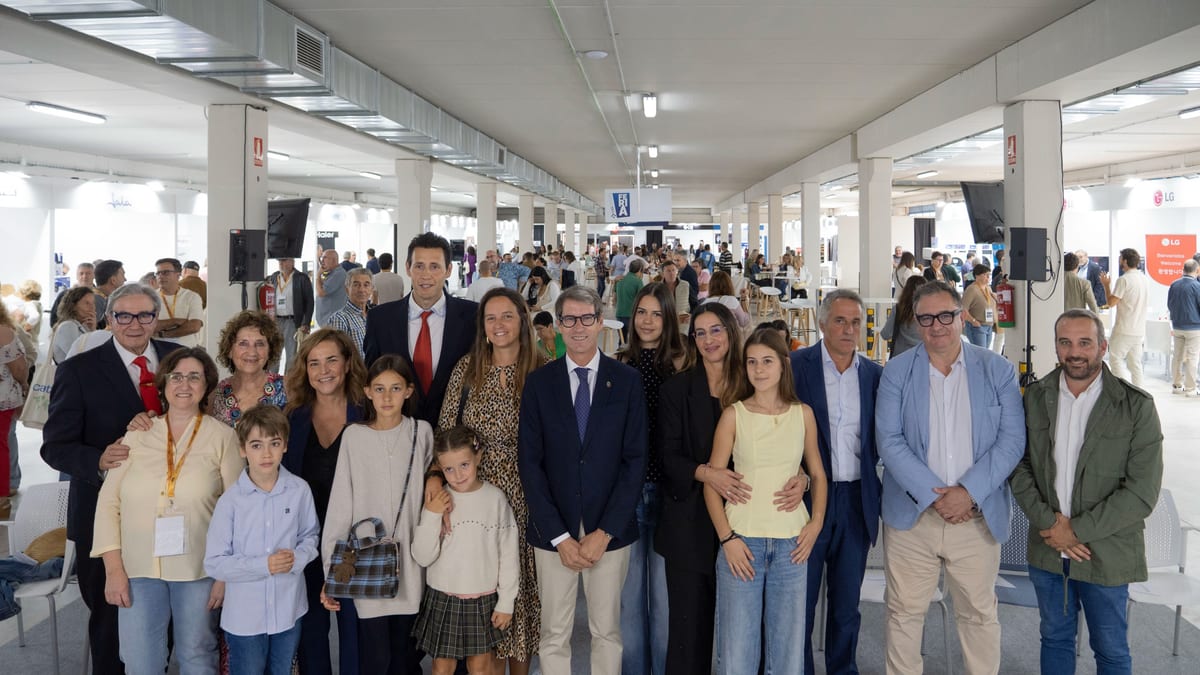 Acto de celebración del 40 aniversario de Comercial Oja en Logroño con presencia de empleados y colaboradores