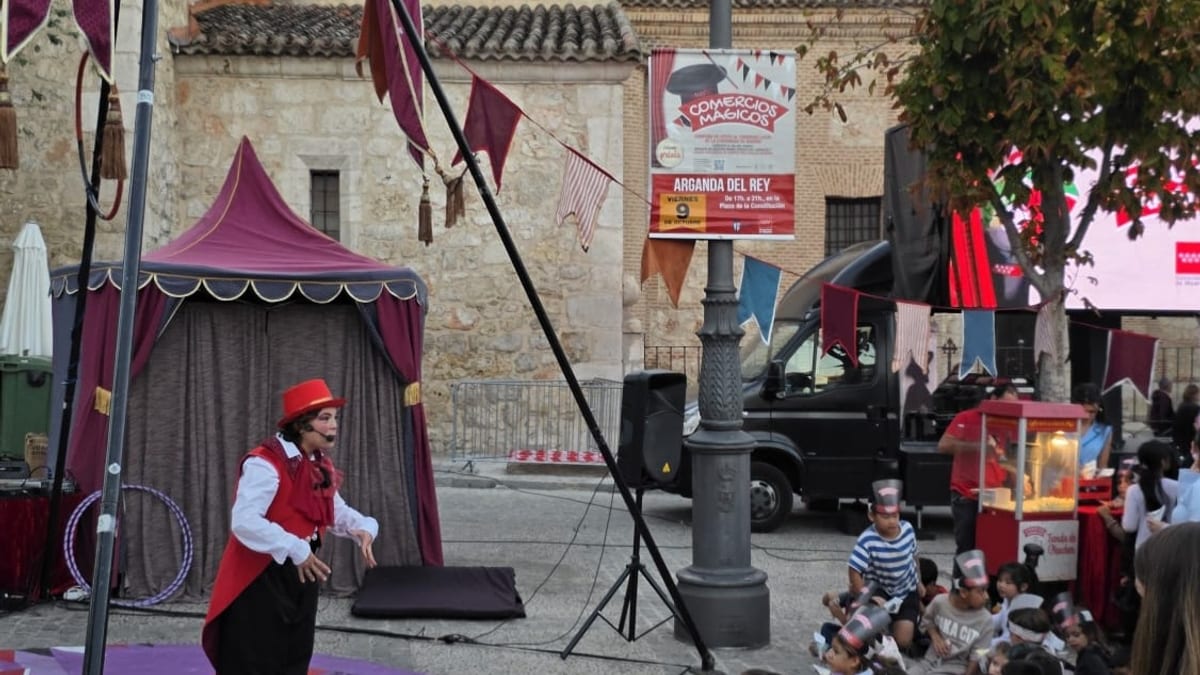 Actuación circense de magia en la Plaza de la Constitución de Arganda del Rey durante el evento Comercios Mágicos
