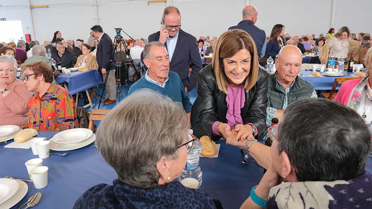 Presidenta asistiendo a comida de hermandad de mayores en salón con más de 650 participantes