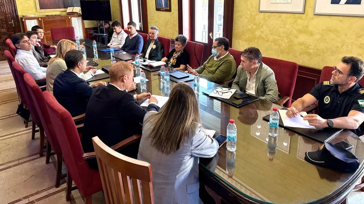 Reunión de la Comisión de Seguimiento de la Ordenanza de Veladores en una sala con paredes amarillas, con participantes de representación municipal, hostelera y vecinal
