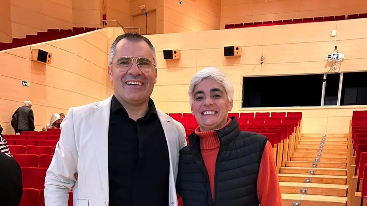 Dos personas sonriendo en el auditorio de Arroyomolinos durante el concierto de la Asociación Musical A Tempo