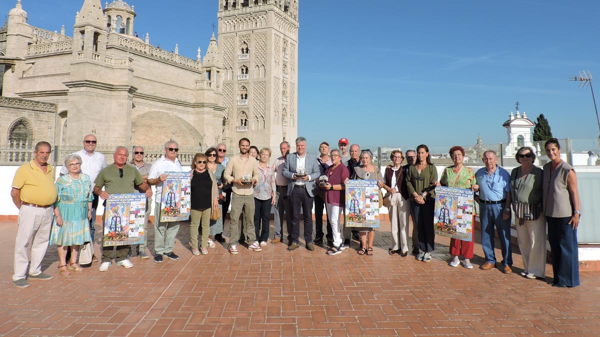 Grupo de personas durante la presentación del Concurso de Aceitunas Aliñá frente a la Catedral de Sevilla