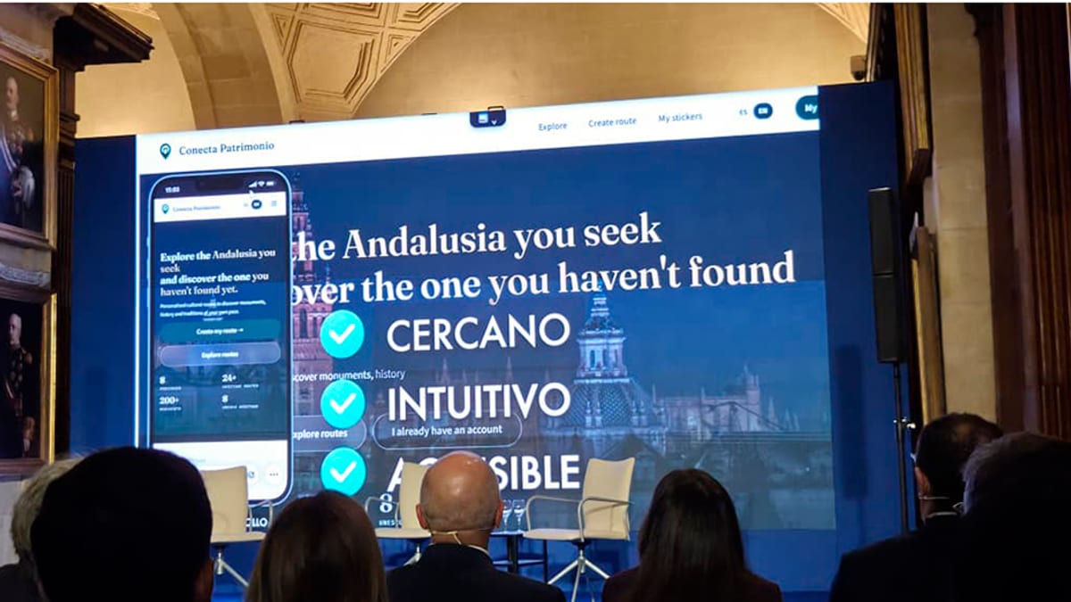 Interfaz de la aplicación Conecta Patrimonio mostrando opciones de exploración, creación de rutas y gestión de favoritos para descubrir patrimonio cultural andaluz