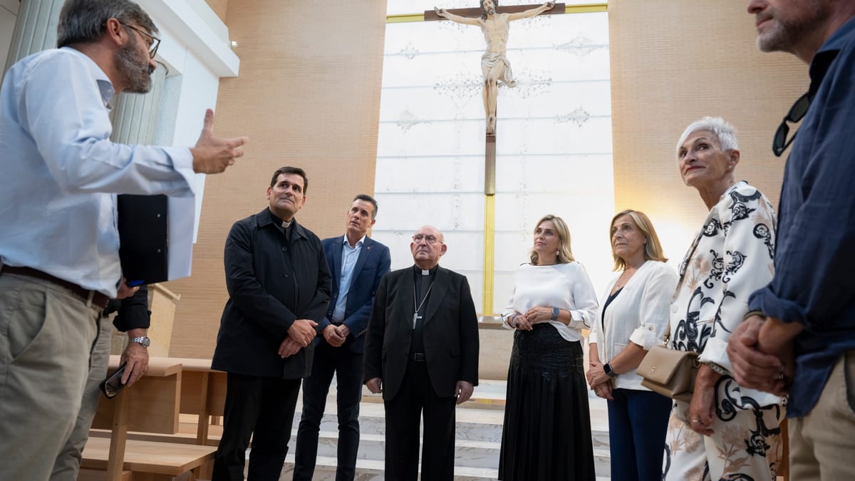 Marta Barrachina, presidenta de la Diputación de Castellón, inspecciona los detalles de la iglesia parroquial San Juan Pablo II de Benicàssim