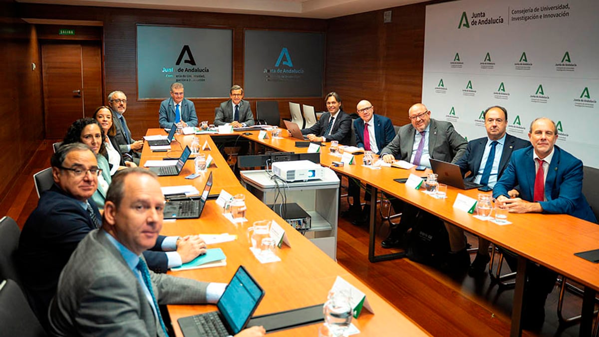 Reunión de la Consejería de Universidad de la Junta de Andalucía con rectores de universidades públicas para presentar medidas de retención de talento