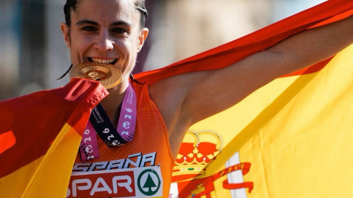 Atleta español M. Pérez portando la bandera nacional en los Juegos de Birmingham 2024, con logo del Consejo Superior de Deportes