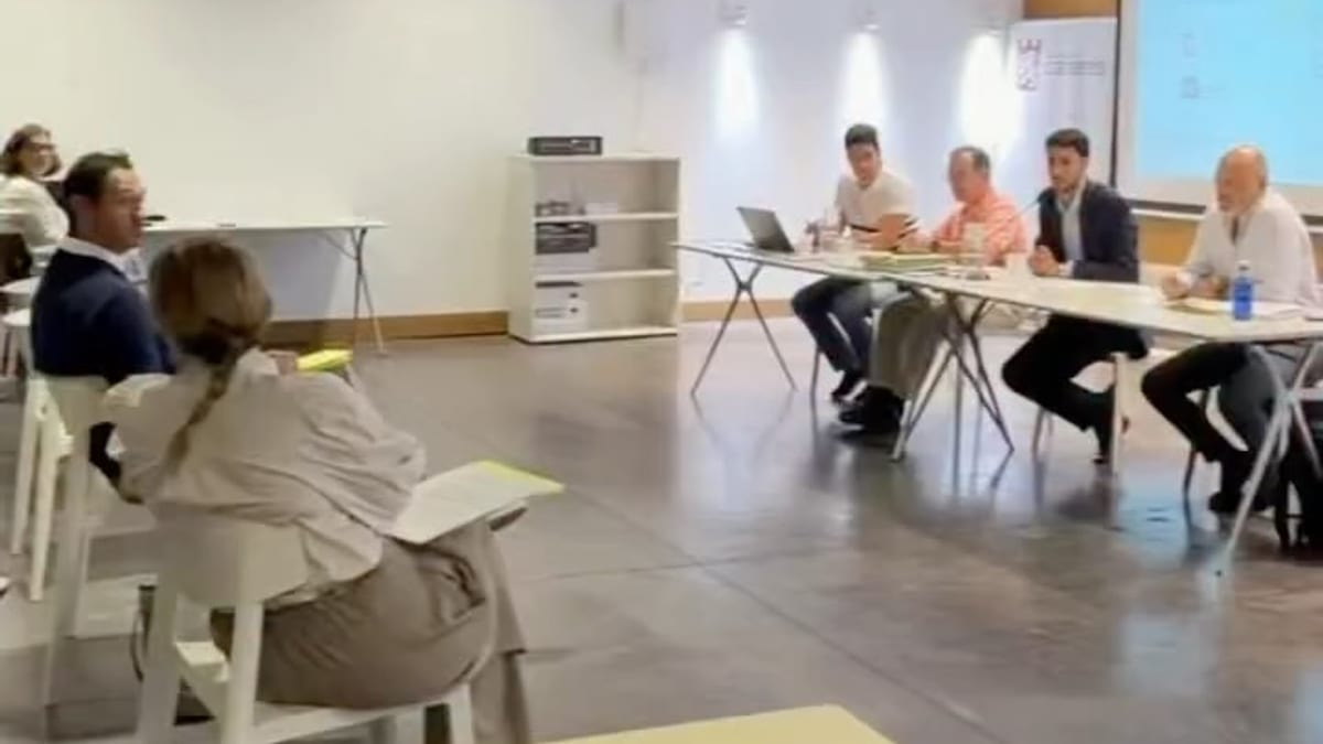 Sala de conferencias con participantes en los Consejos de Distrito del Ayuntamiento de Cáceres