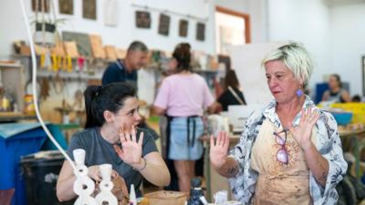 Taller de arte y artesanía con instructora e estudiante durante una clase práctica