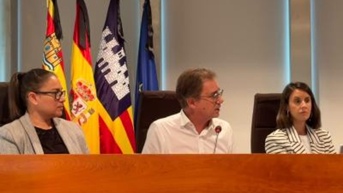 Presentación del nuevo reglamento de los Premis de l'Esport del Consell de Ibiza, con autoridades de la institución