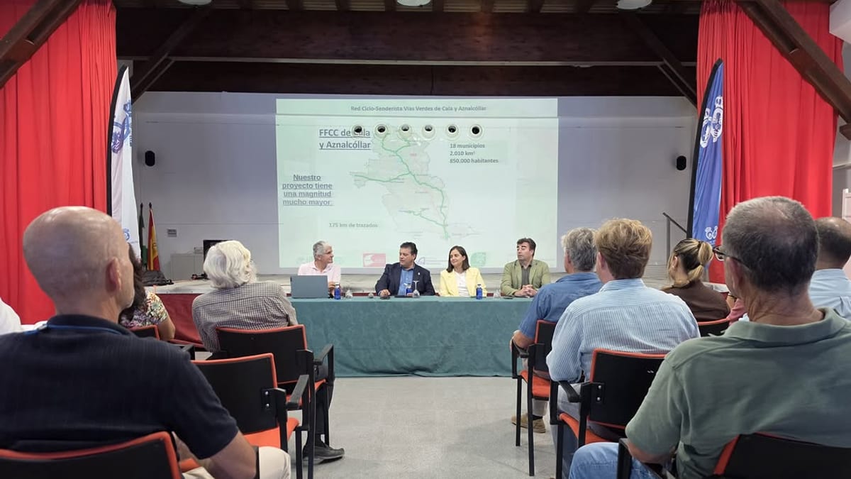 Mesa de trabajo sobre vías verdes de Cala y Aznalcóllar presidida por Arturo Alpresa en el Centro Sociocultural Gadea de Villarrasa