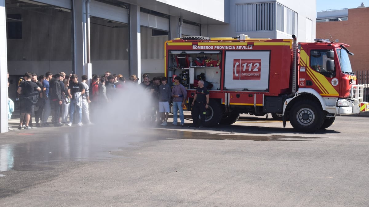 Demostración de equipos y medios del Consorcio Provincial de Bomberos de Sevilla para alumnado del Ciclo Formativo en Coordinación de Emergencias