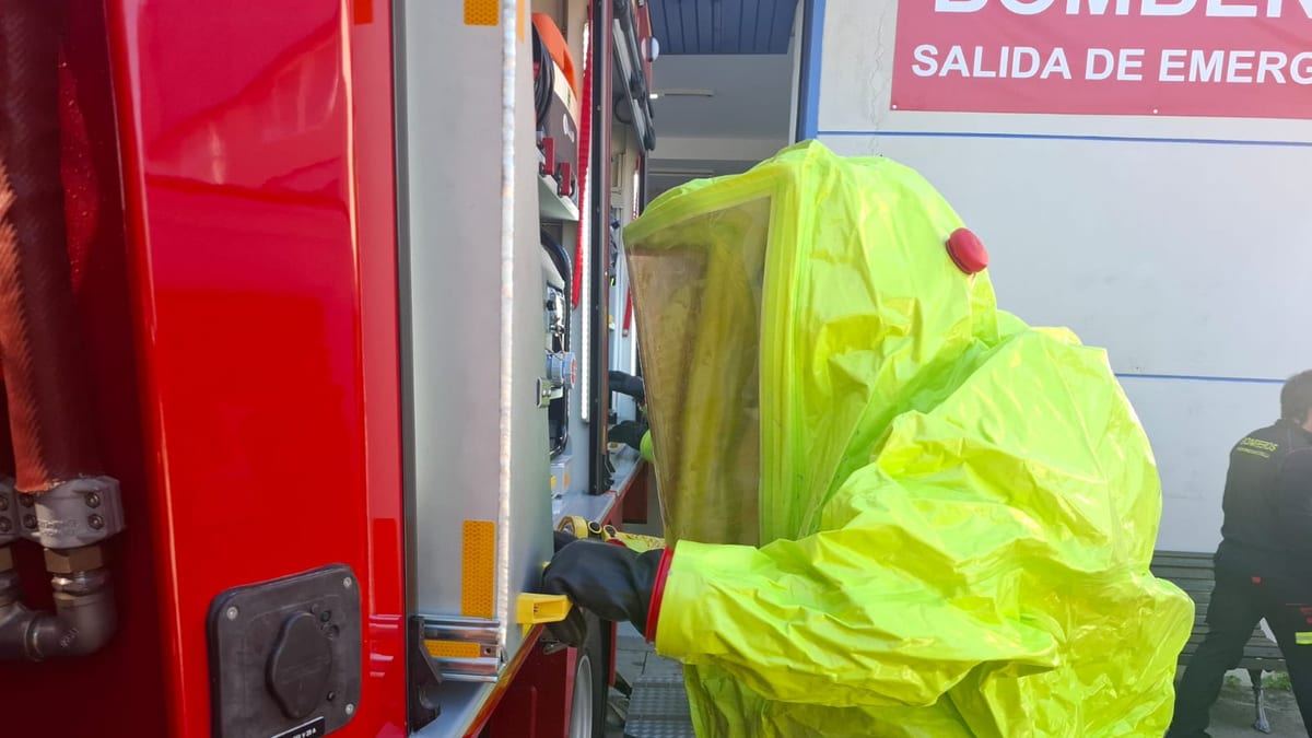 Bombero en intervención de emergencia durante formación especializada en riesgos químicos y biológicos