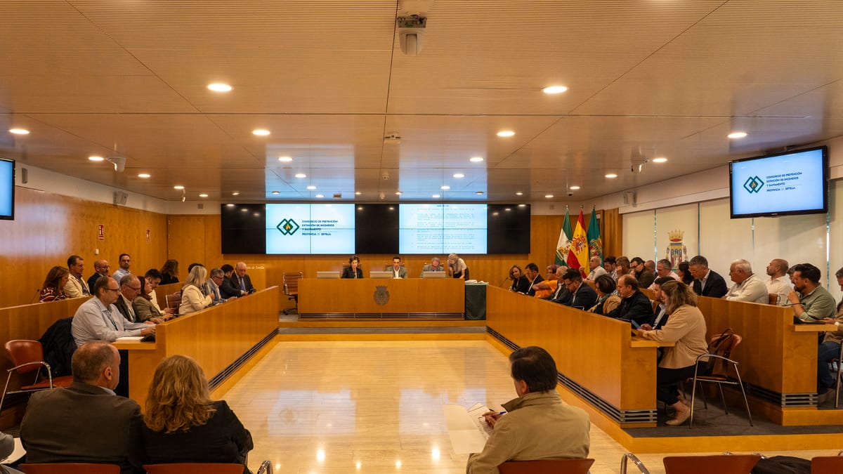 Junta General del Consorcio de Bomberos de Sevilla durante la aprobación de mejoras e inversiones