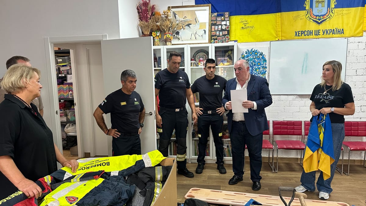 Bomberos del Consorcio Provincial de Málaga mostrando equipamiento de rescate destinado a Ucrania