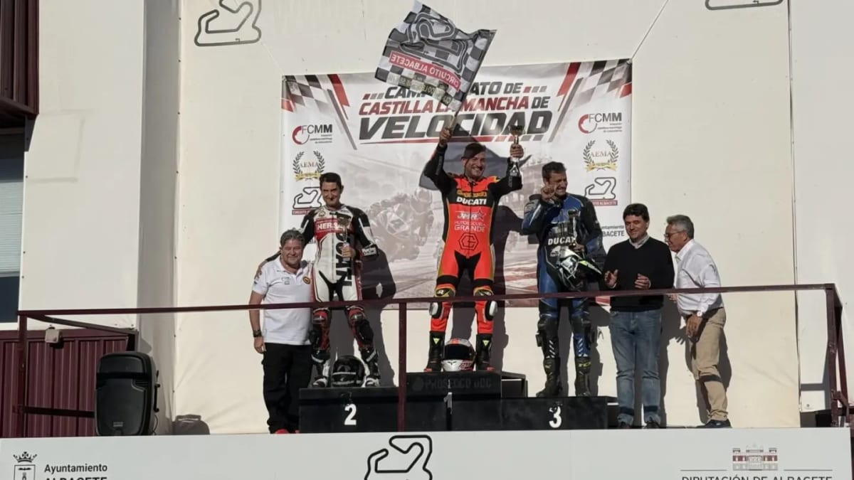 Jornada de velocidad en el Circuito de Albacete durante el Campeonato de Castilla-La Mancha con motos de competición en la pista