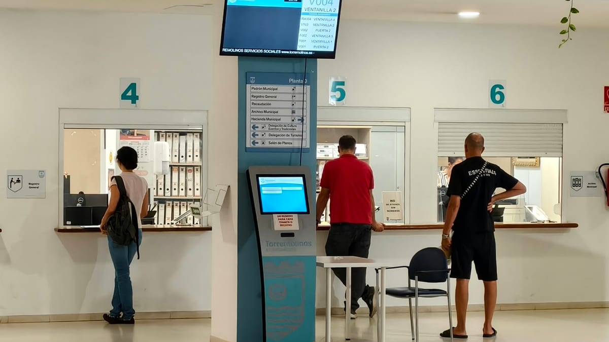 Imagen de las oficinas municipales de Torremolinos con señalización de ventanillas y servicios de Padrón y otras dependencias administrativas