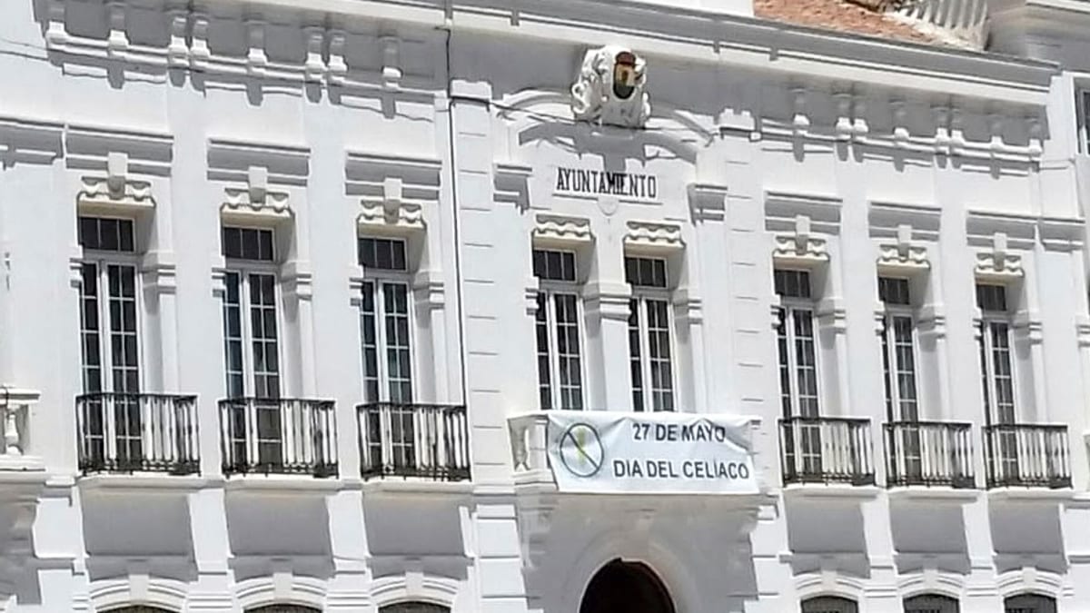 Cartel informativo del Ayuntamiento de Tomelloso sobre la convocatoria de ayudas a personas con enfermedad celíaca, Día del Celíaco 27 de mayo