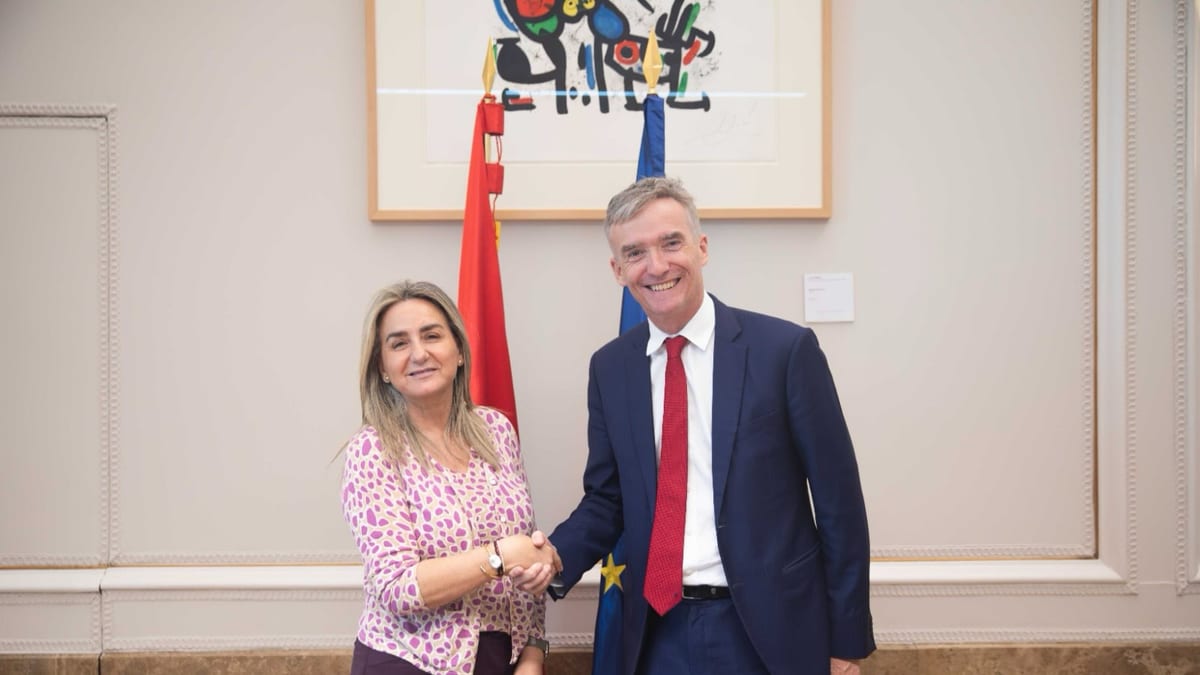 Reunión entre la ministra Milagros Tolón y el embajador de Reino Unido Alex Ellis en la sede del Ministerio de Educación