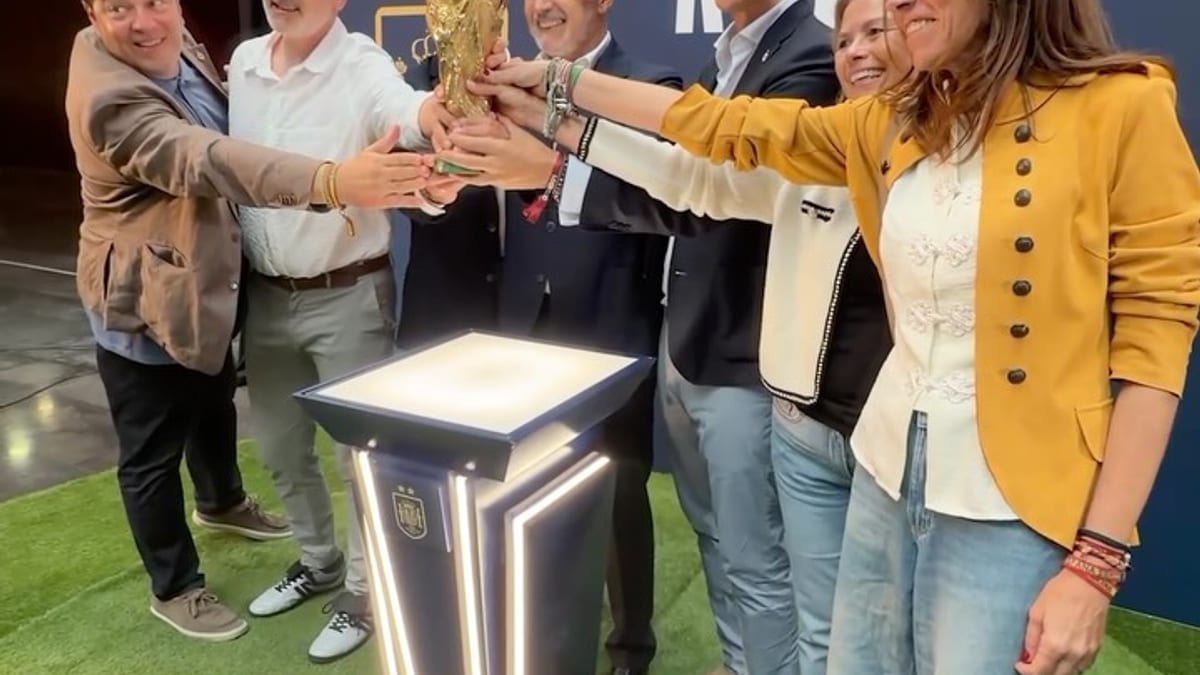 Grupo de personas posando con la réplica de la Copa del Mundo en el Centro de Cultura del Rioja de Logroño