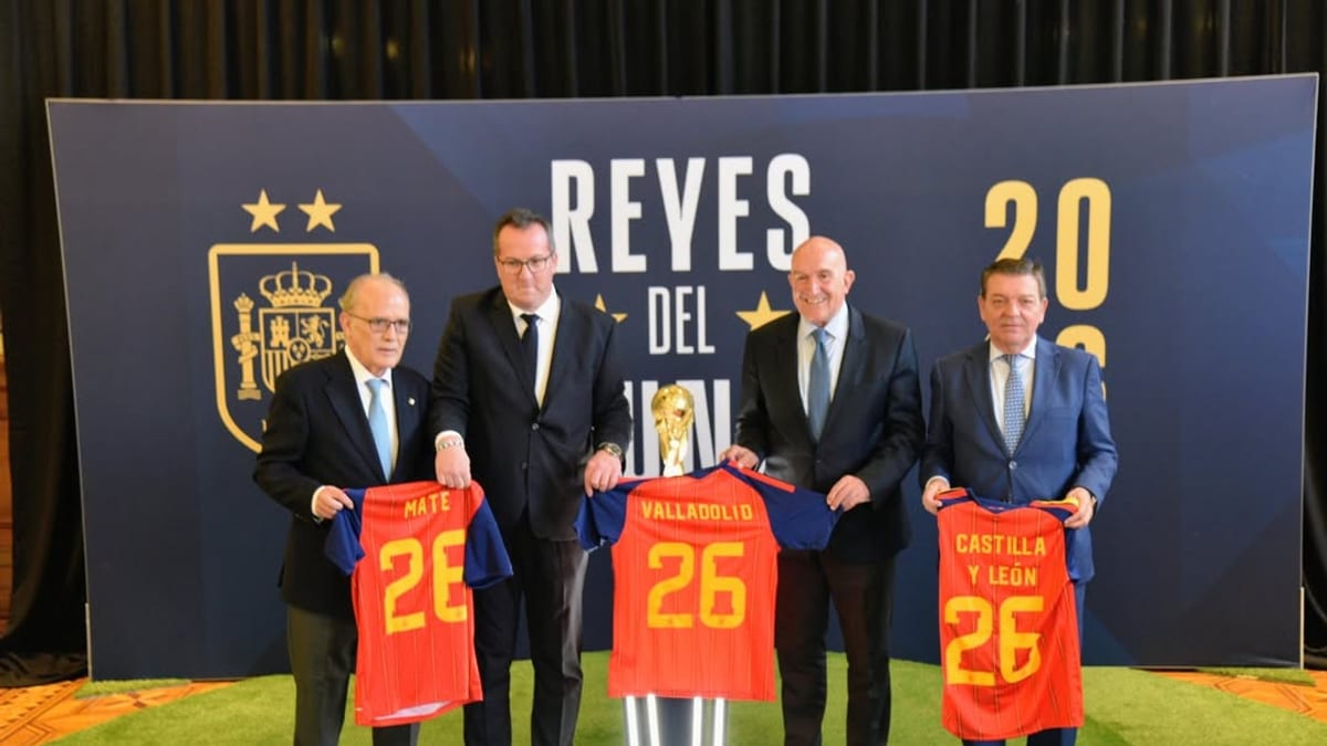 Cartel de la exposición Reyes del Mundo con la Copa del Mundo de fútbol en Valladolid