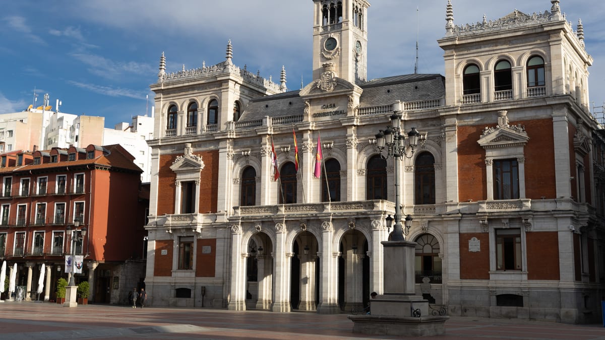 Fachada del Ayuntamiento de Valladolid donde se instalará la exposición de la Copa del Mundo