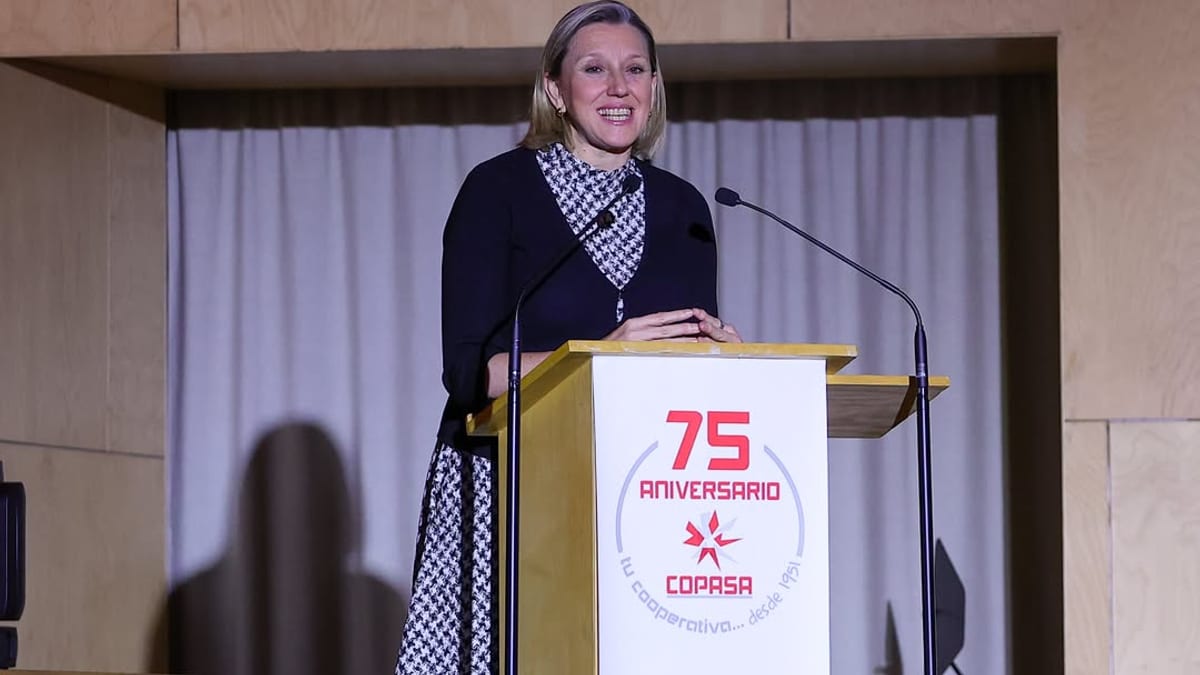 Isabel Blanco recibe la insignia de oro de Copasa en nombre de la Junta de Castilla y León durante el acto del 75 aniversario de la cooperativa