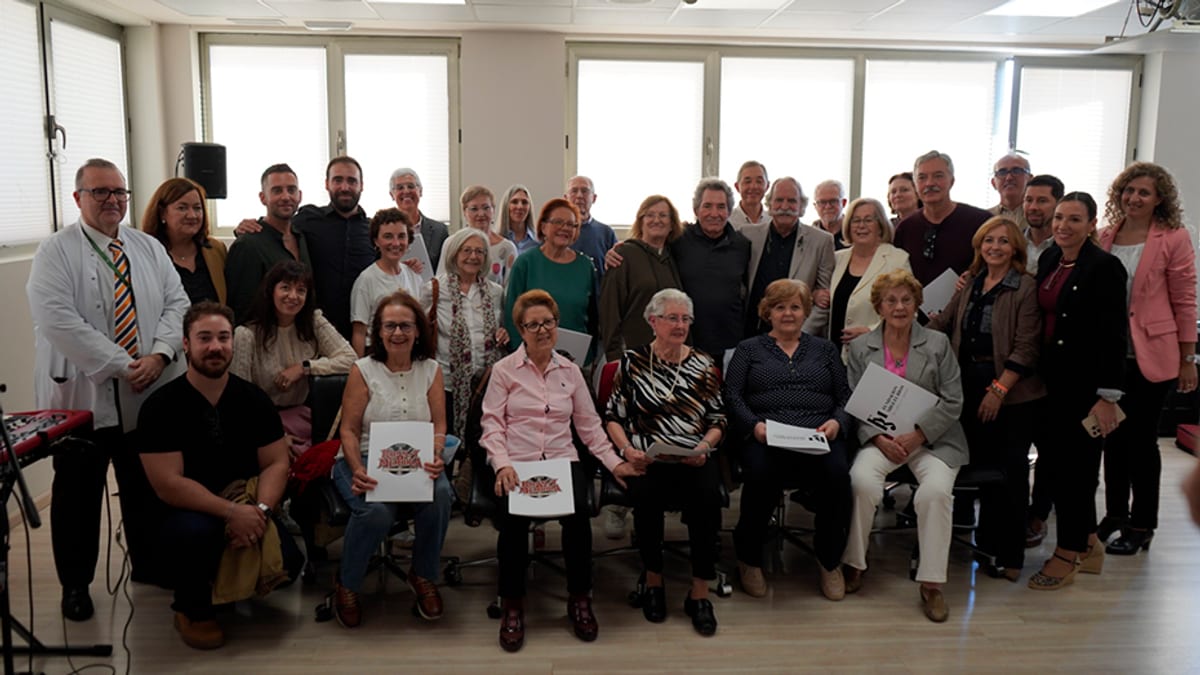 Presentación del 'Coro de Rock y Memoria' en el Hospital Universitario Virgen de las Nieves de Granada, proyecto conjunto entre el centro sanitario y la Fundación Miguel Ríos