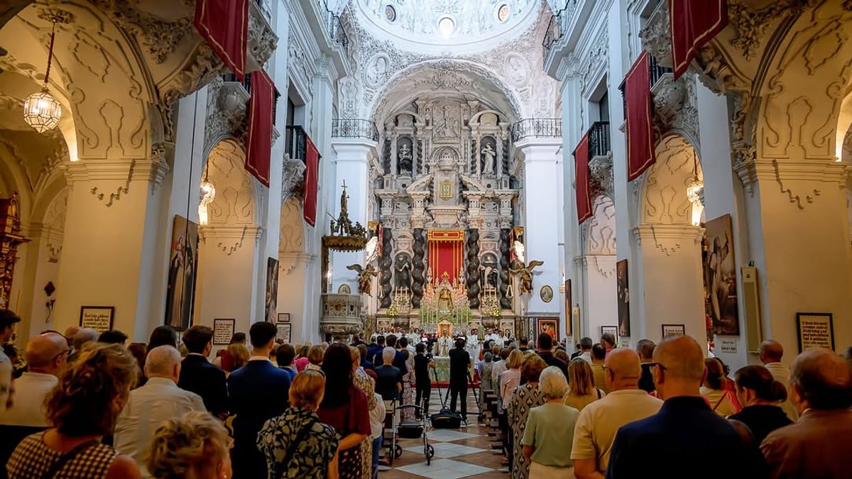 Interior de la iglesia de Santo Domingo durante la Solemne Función de la Virgen del Rosario con la corporación municipal presente