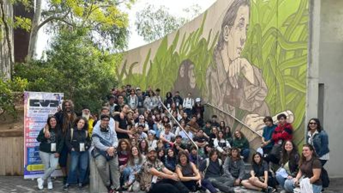 Grupo de corresponsales juveniles voluntarios de la Generalitat Valenciana reunidos en València