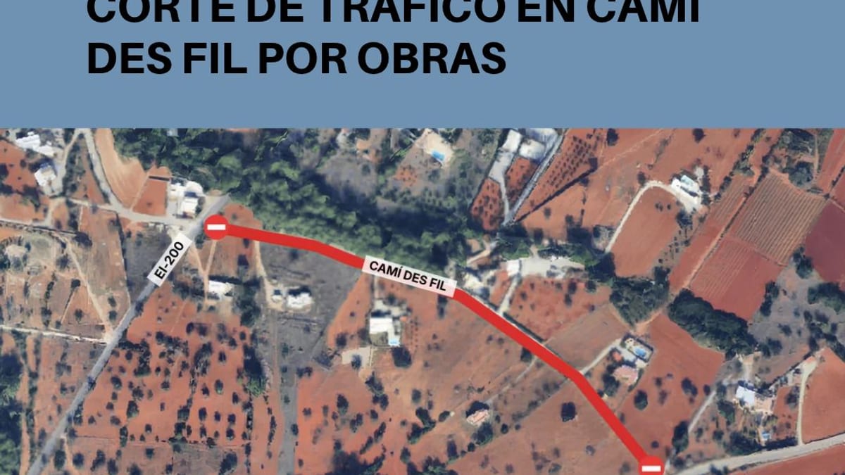 Cartel informativo del corte de tráfico en Camí des Fil de Santa Eulària por obras de reforma integral