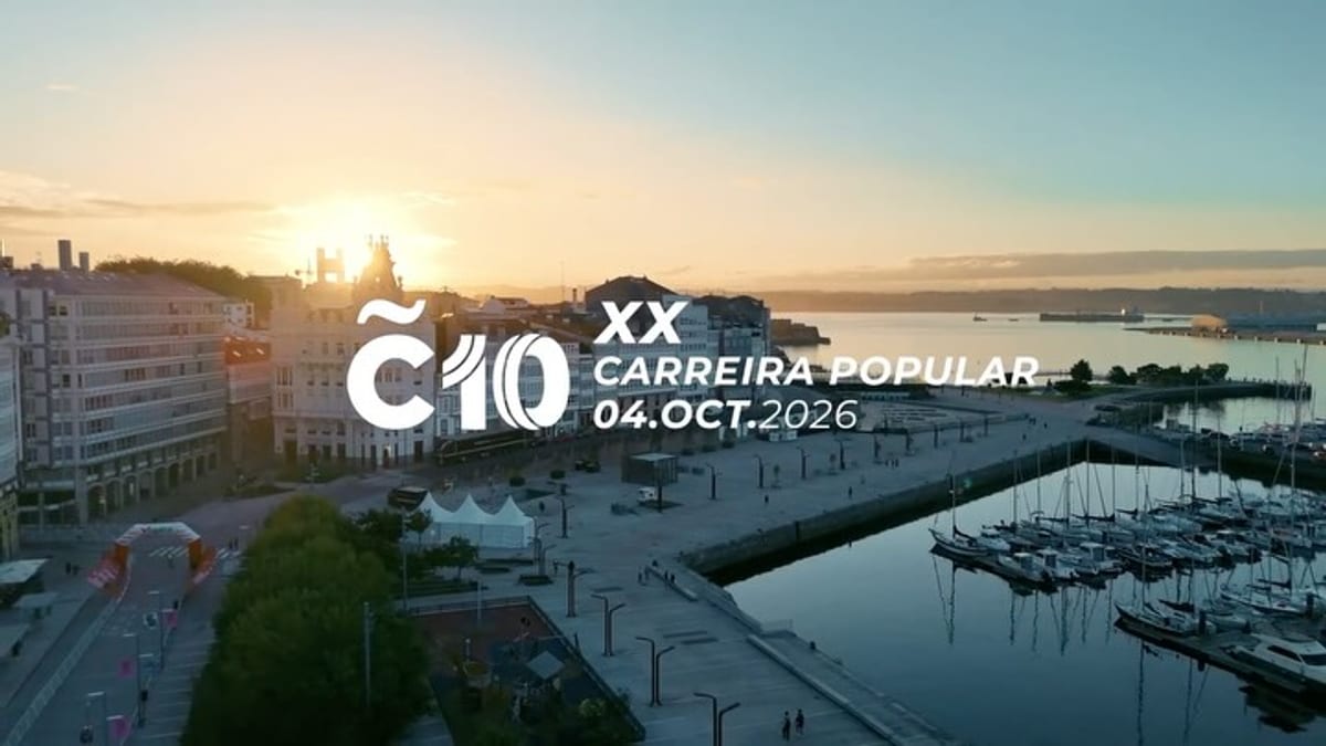 Resumen aéreo de la XX Coruña10 con participantes en el recorrido de la carrera popular