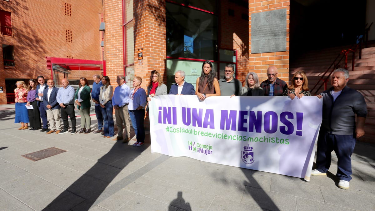 Concentración silenciosa a las puertas del Ayuntamiento de Coslada contra la violencia machista con representantes municipales, vecinos y colectivos feministas