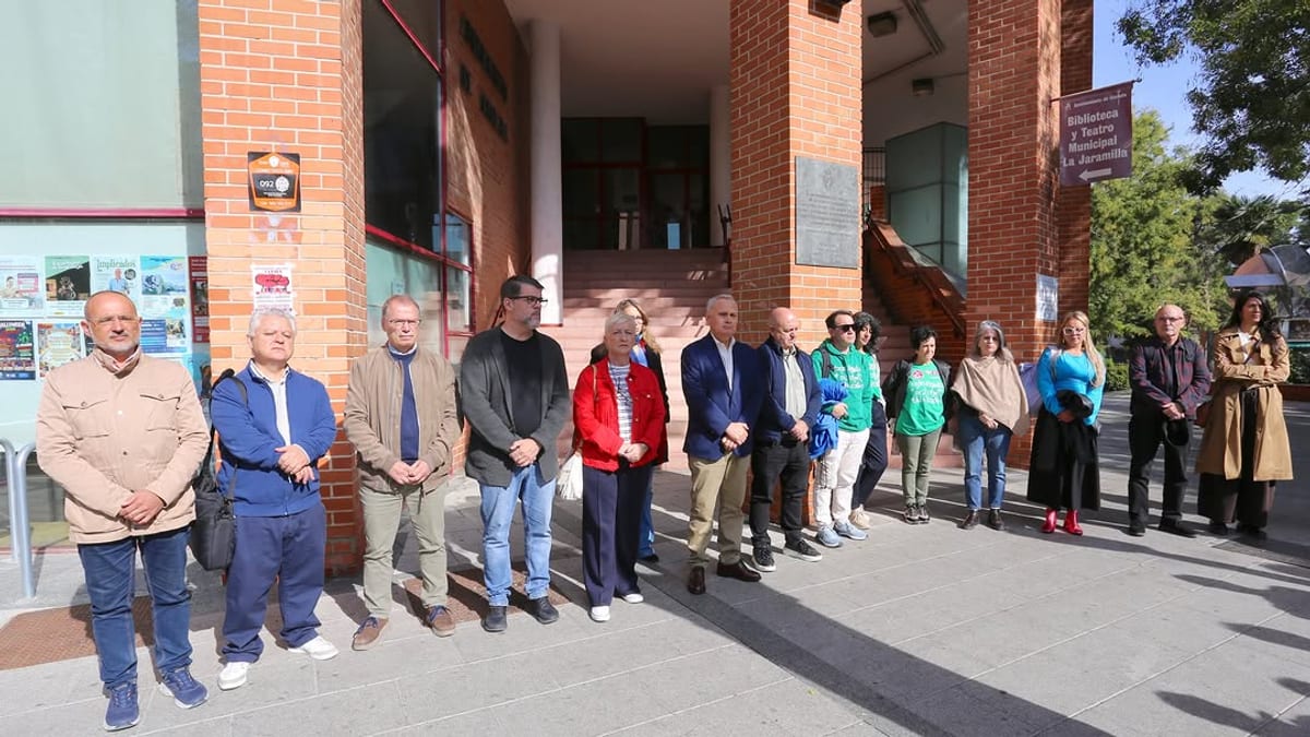 Banderas a media asta en la fachada del Ayuntamiento de Coslada en señal de luto por el accidente ferroviario de Toledo
