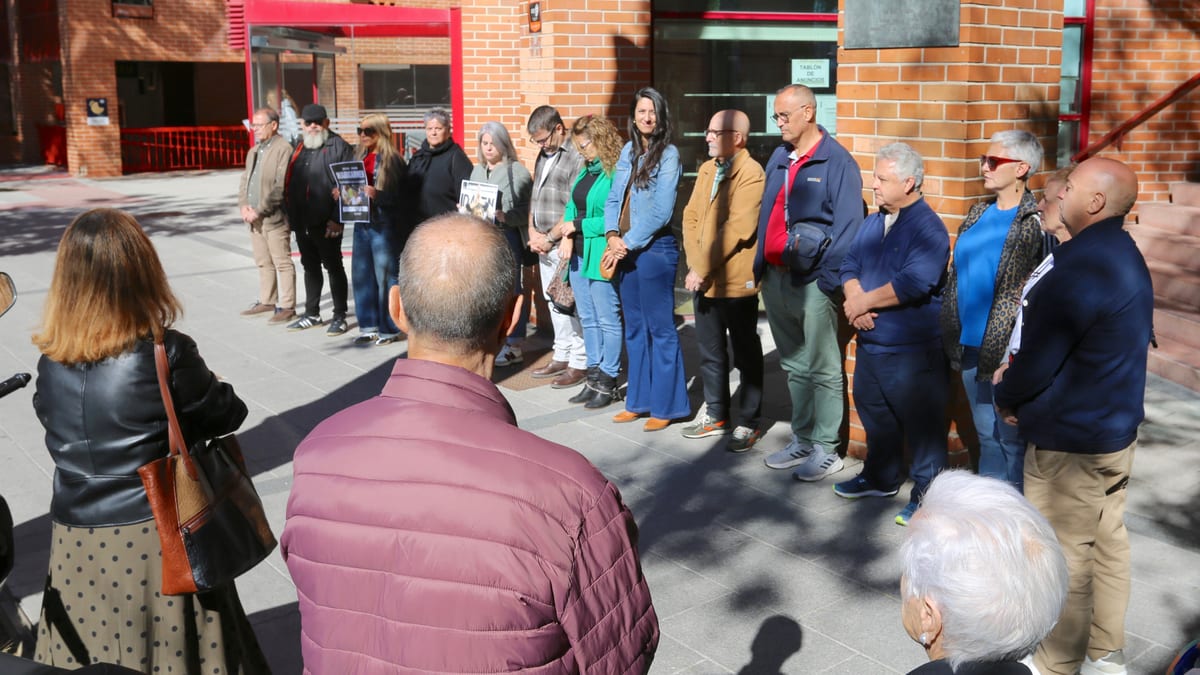 Concentración de ciudadanos en el patio del Consistorio de Coslada guardando un minuto de silencio en homenaje a Mari Carmen Abascal