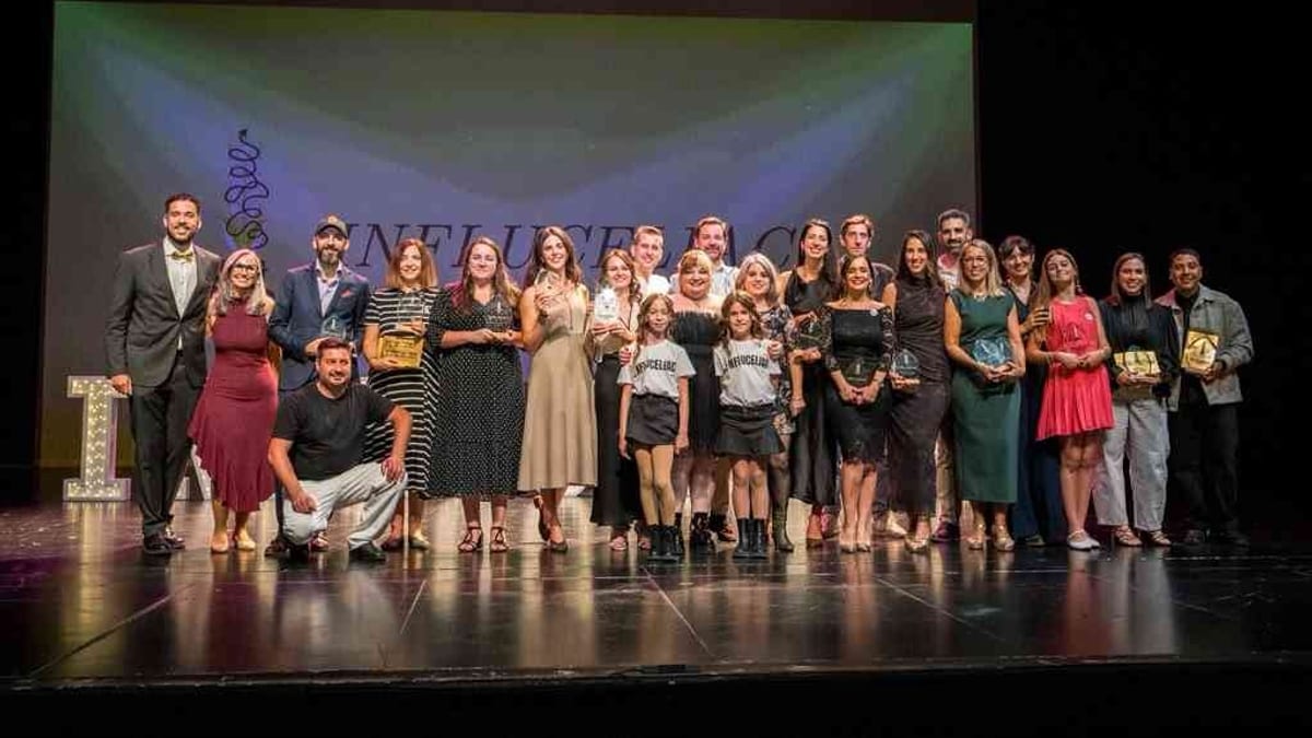 Ceremonia de entrega de los Premios InfluCeliac 2026 en el Teatro Municipal de Coslada con representantes del Ayuntamiento y participantes de diferentes comunidades autónomas