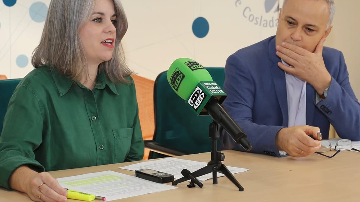 Cartel informativo de los Presupuestos Participativos de Coslada con micrófono destacado