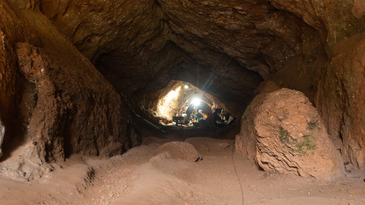 Imatge de l'interior de la Cova Simanya on s'han descobert restes humanes incloses en estudi de història genètica
