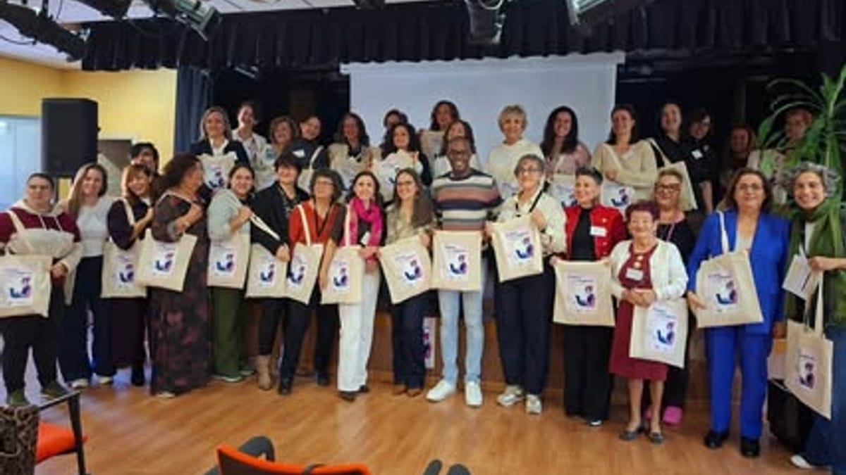 Participantes del encuentro Creces con tu Negocio de EMA Asociación con bolsas de tela del evento en Fuenlabrada