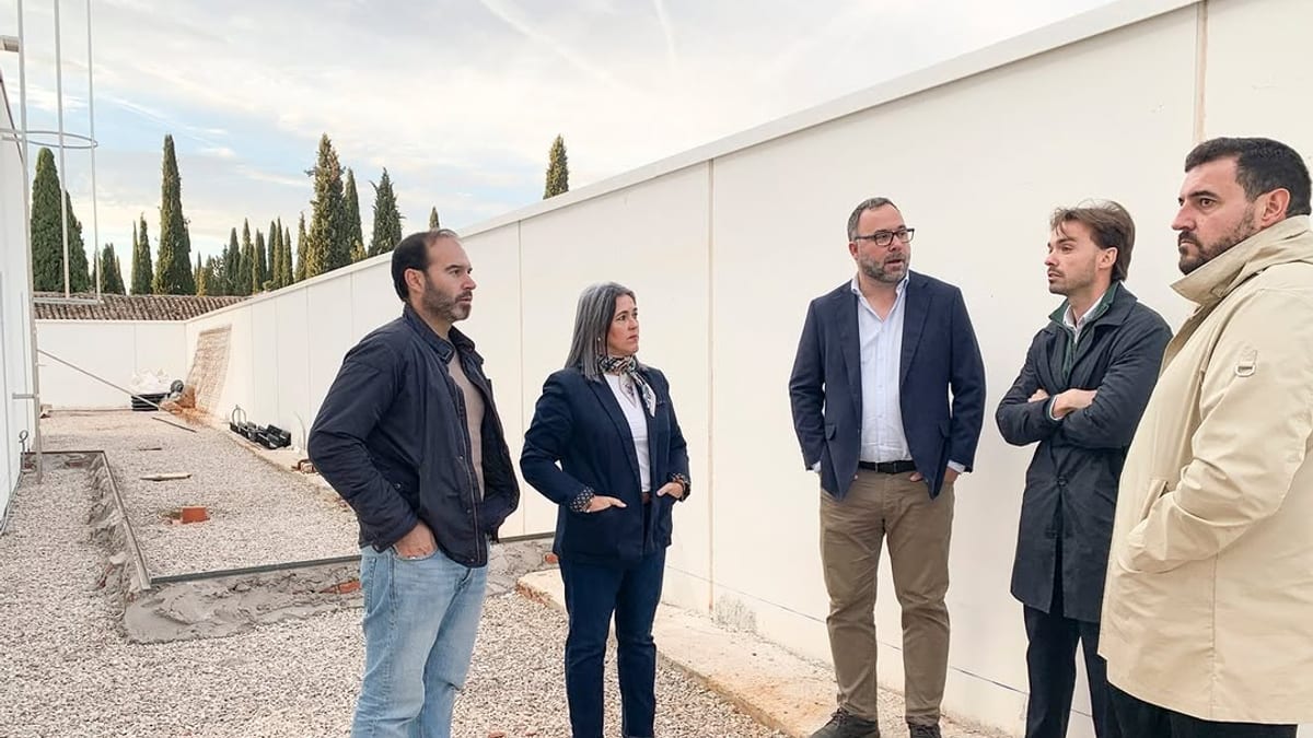 Visita del alcalde Javier Navarro a las obras del crematorio de Tomelloso en construcción