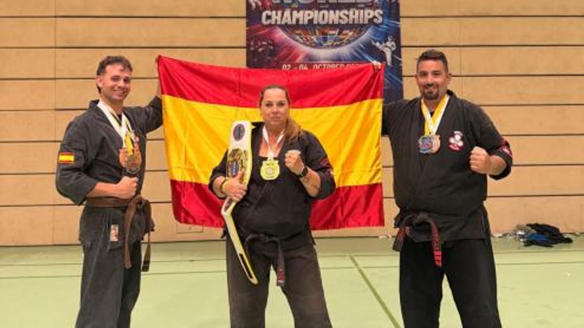 Cristina Álvarez, campeona del mundo de defensa personal, con el equipo kajukenbo en competición internacional WFHC World Championships