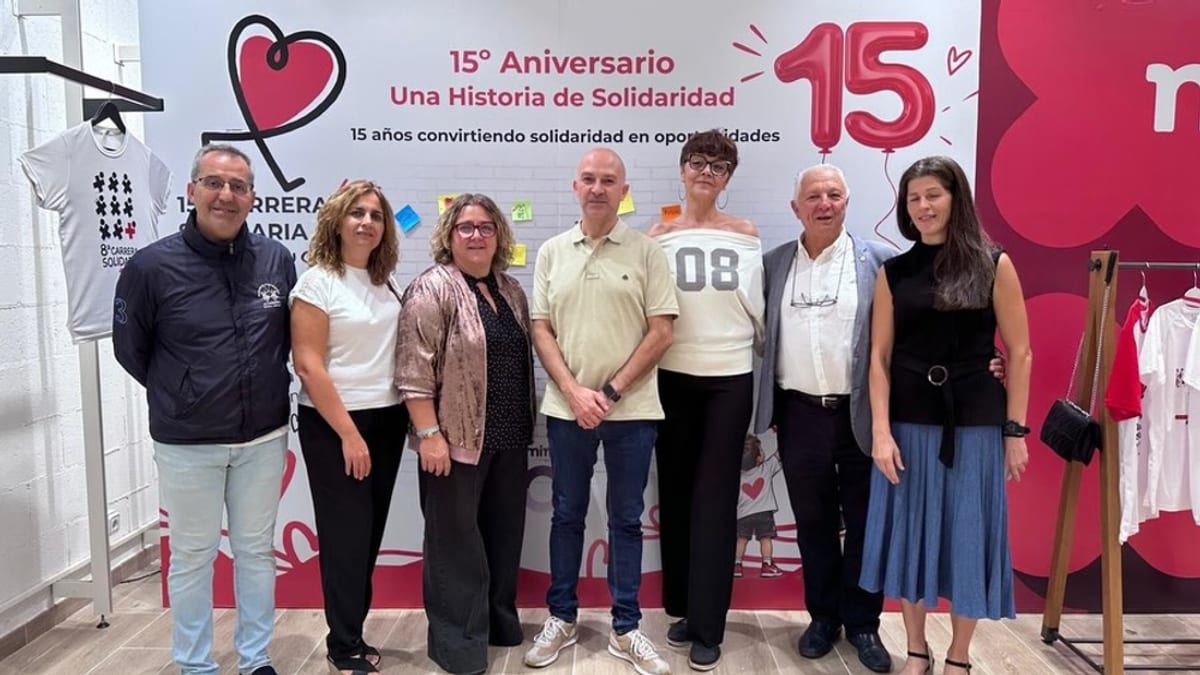 Inauguración de la exposición '15 camisetas, una historia de solidaridad' de Cruz Roja Cuenca con autoridades municipales y provinciales en el Centro Comercial El Mirador